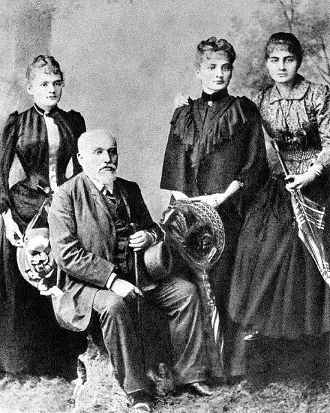 Maria Sklodowska(lijevo) s ocem i sestrama